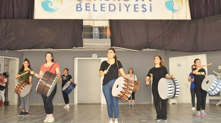 Gen&ccedil; kızların davul tutkusu