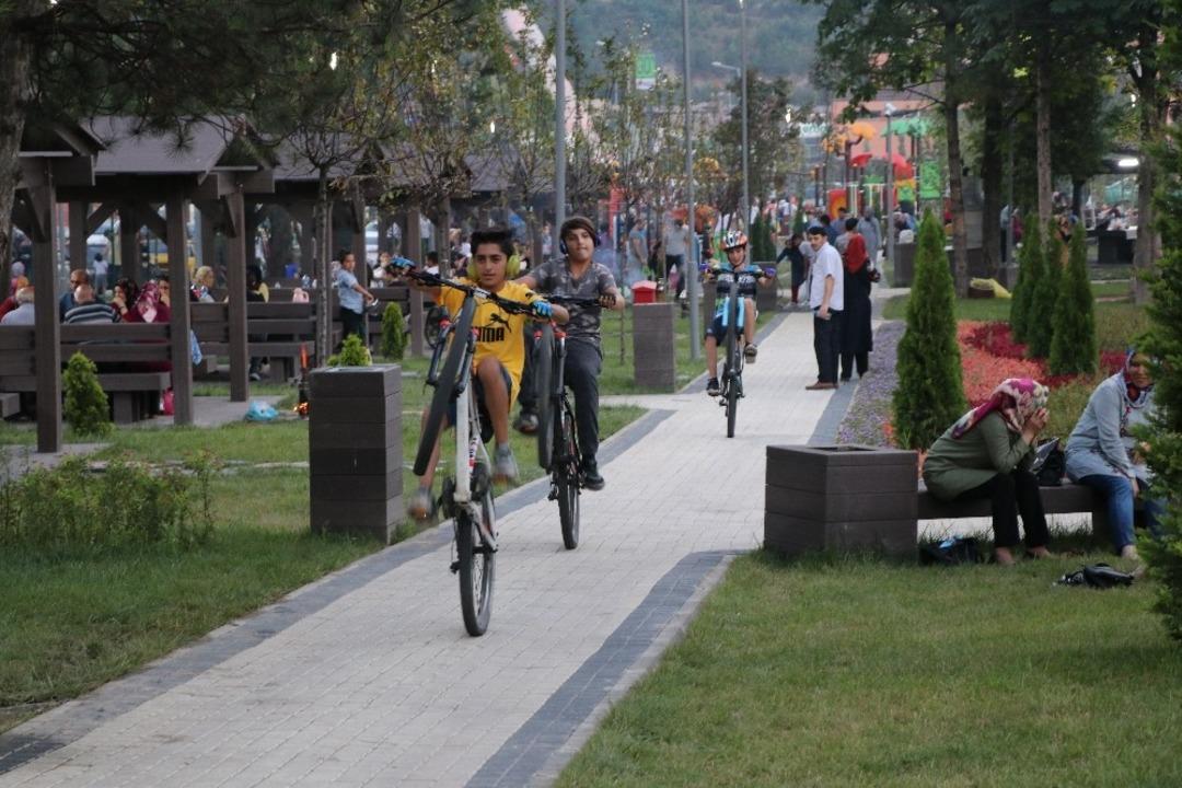 Karab&uuml;k&rsquo;&uuml;n yeni g&ouml;zdesi Şehir Parkı&rsquo;nda vatandaşlar yer bulmakta zorlanıyor