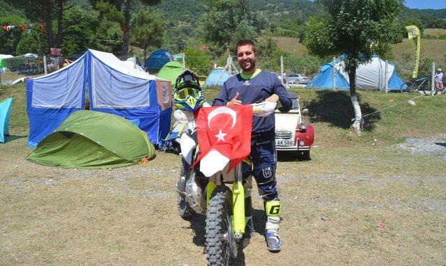 Motosikletle zipline yaptı