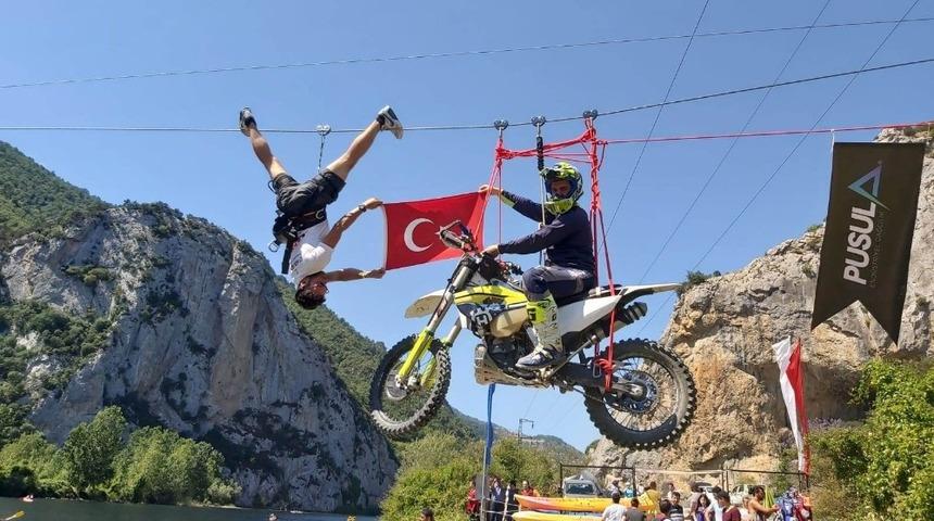 Motosikletle zipline yaptı