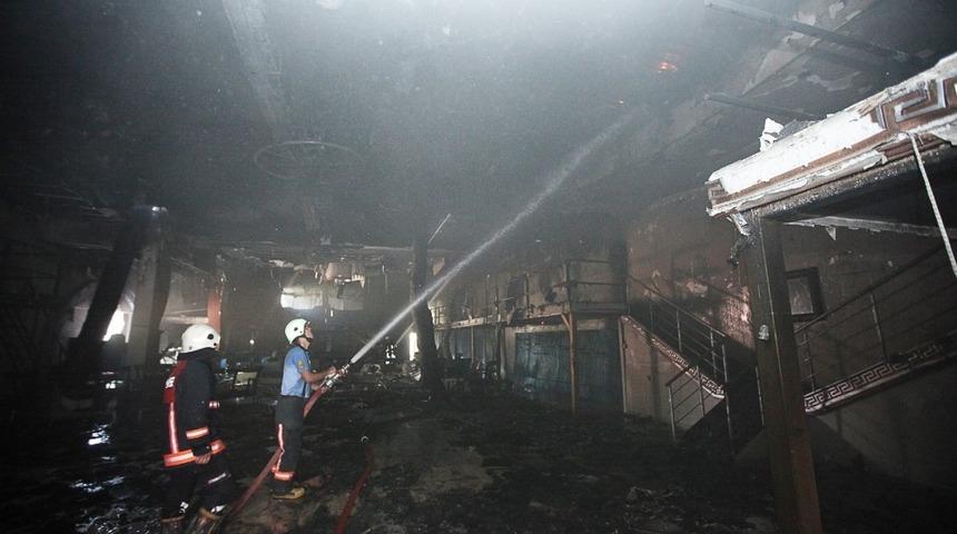 Mersin&rsquo;de eğlence mekanındaki yangın zarar yol a&ccedil;tı