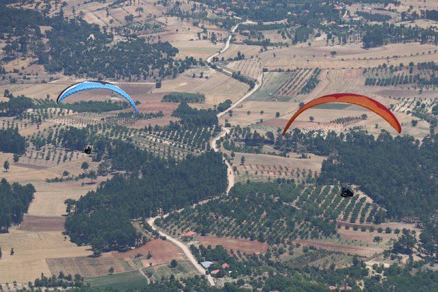 Denizli'de gökyüzü paraşütlerle renklendi