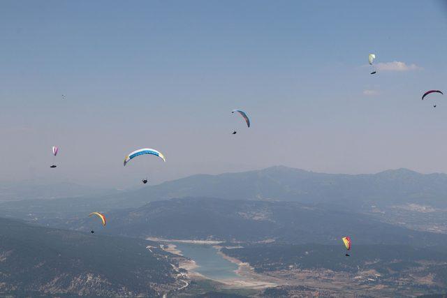 Denizli'de gökyüzü paraşütlerle renklendi