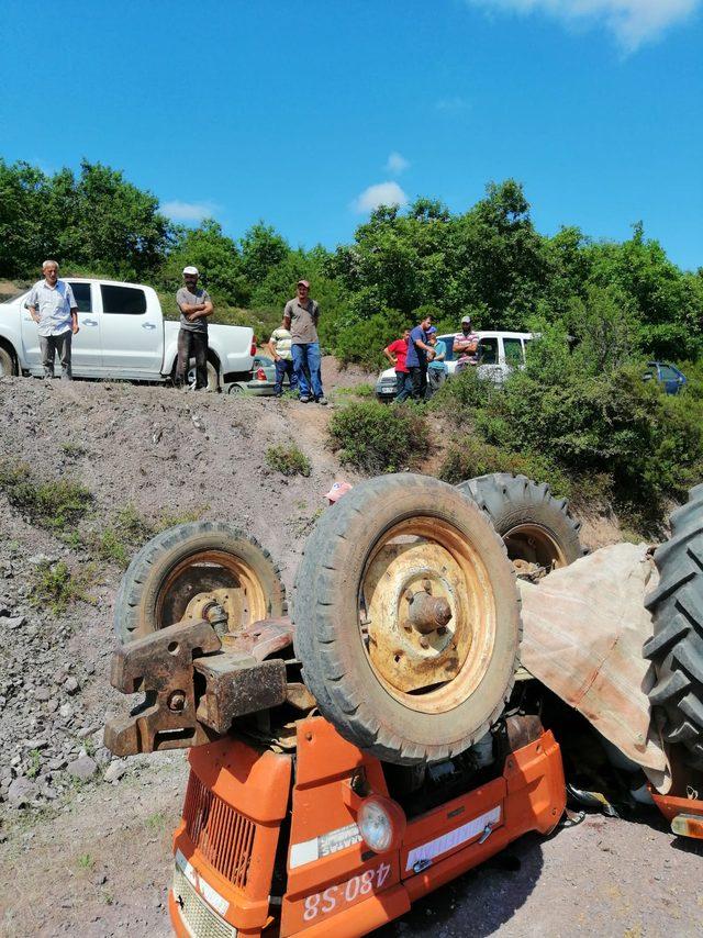 Devrilen traktörün sürücüsü öldü