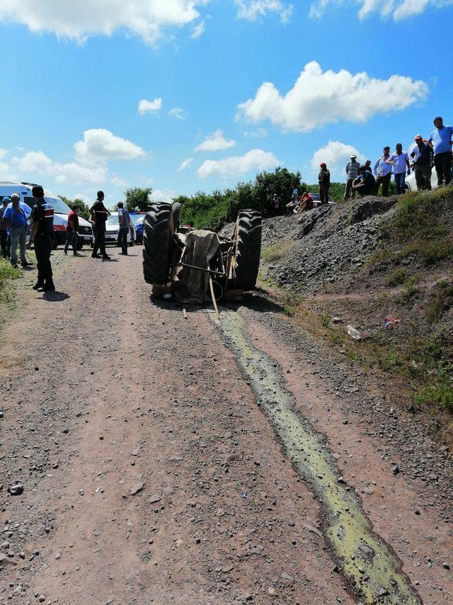 Devrilen traktörün sürücüsü öldü