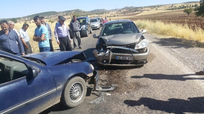 Adıyaman&rsquo;da iki otomobil &ccedil;arpıştı: 2 yaralı