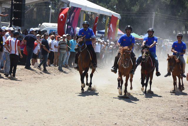 İzmir’de rahvan at yarışları düzenlendi