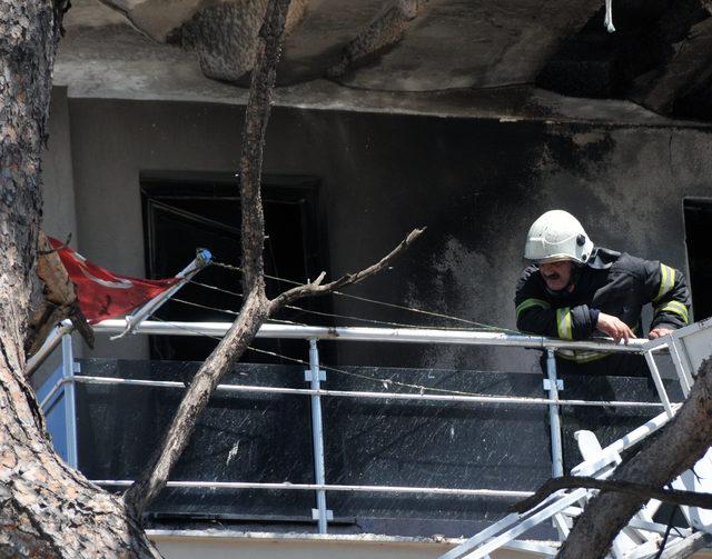 Yangında ev küle döndü, Türk bayrağı zarar görmedi