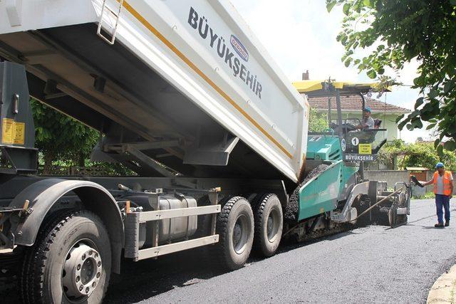 Büyükşehir Belediyesi, şehir genelinde asfalt yenileme çalışmalarına devam ediyor