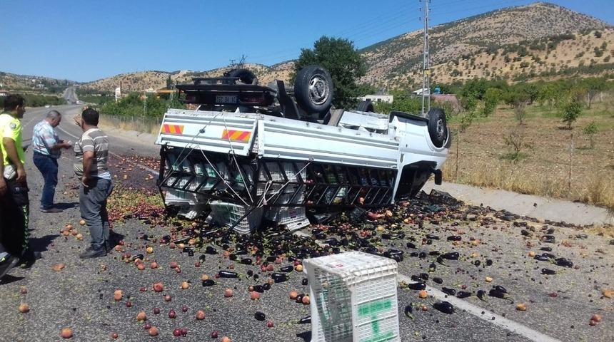 Meyve yüklü kamyonet takla attı