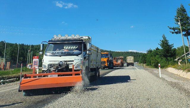 Yola dökülen mıcır sürücülere zor anlar yaşatıyor