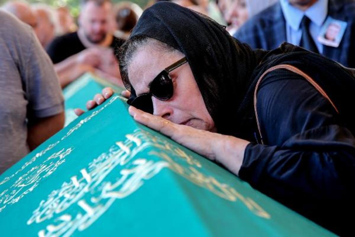 Yeşil&ccedil;am'ın usta oyuncularından Yal&ccedil;ın G&uuml;lhan son yolculuğuna uğurlandı