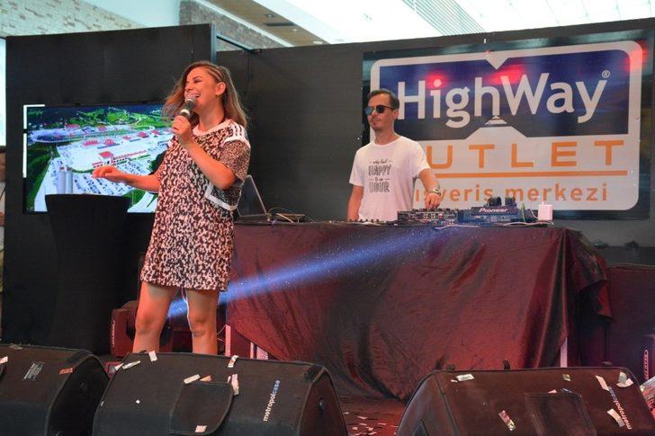 Şarkıcı Merve Özbey’den, Highway’de sevenlerine konser G4