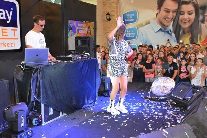 Şarkıcı Merve Özbey’den, Highway’de sevenlerine konser G5