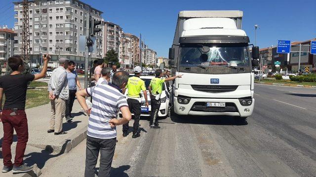 Tırın sıkıştırdığı polis otosunu vatandaşlar kurtardı