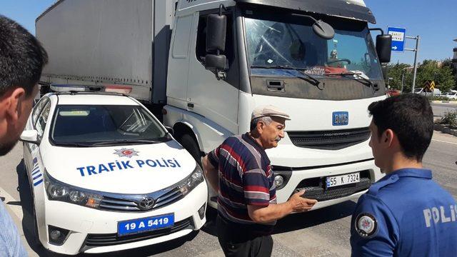 Tırın sıkıştırdığı polis otosunu vatandaşlar kurtardı