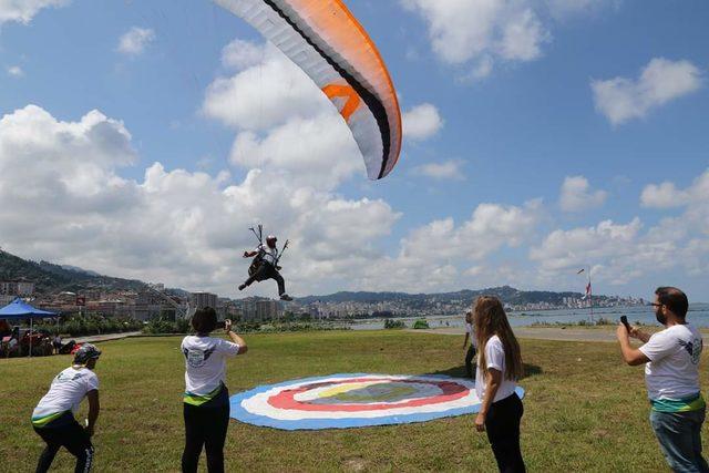 Tesadüfen paraşütle yarışmanın ortasına inen turist ödüllendirildi