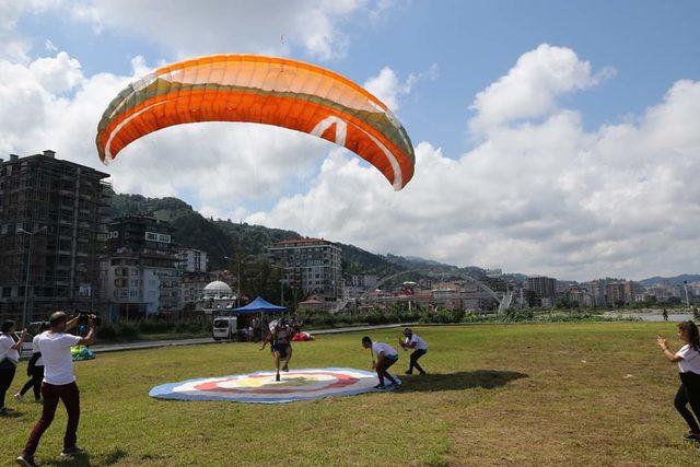 Tesadüfen paraşütle yarışmanın ortasına inen turist ödüllendirildi