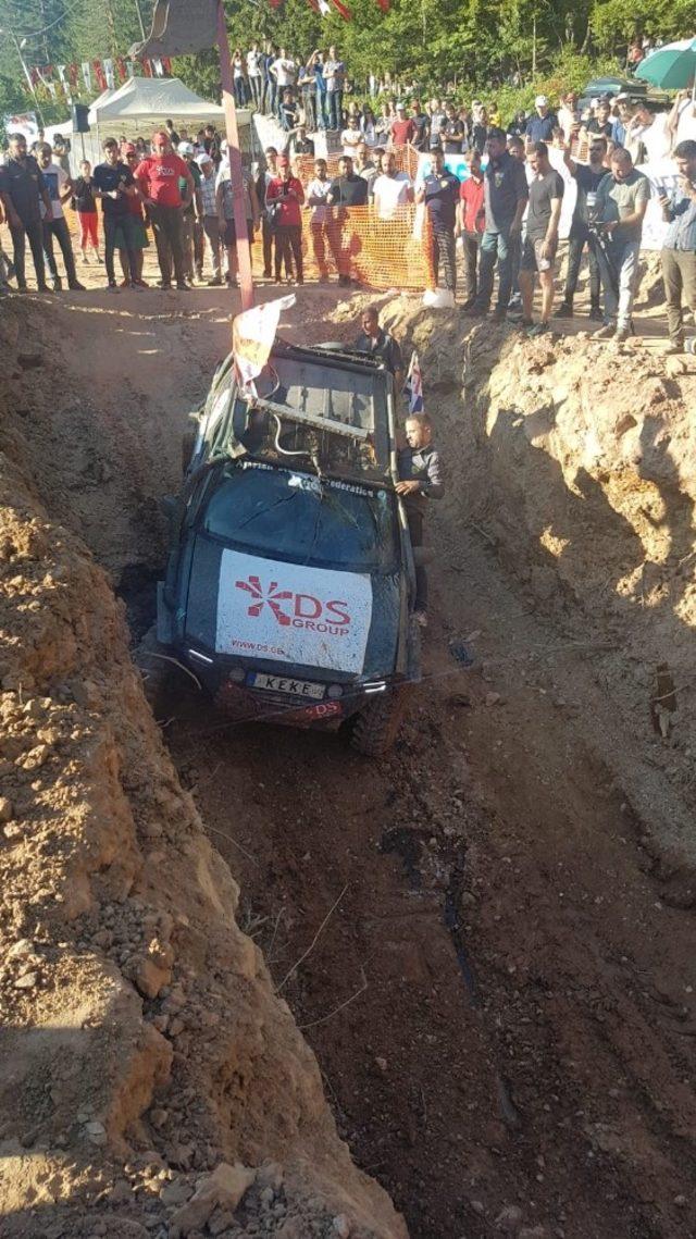 Off-Road yarışlarında Gürcü sürücü takla attı