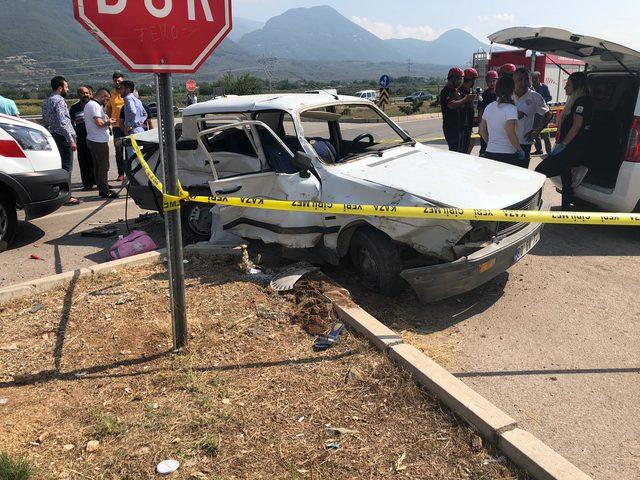 Hafif ticari araç ile çarpışan otomobildeki anne ve bebeği öldü