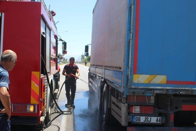 Seyir halindeki tırın balatalarından çıkan duman yürekleri ağza getirdi