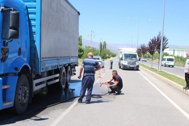 Seyir halindeki tırın balatalarından çıkan duman yürekleri ağza getirdi