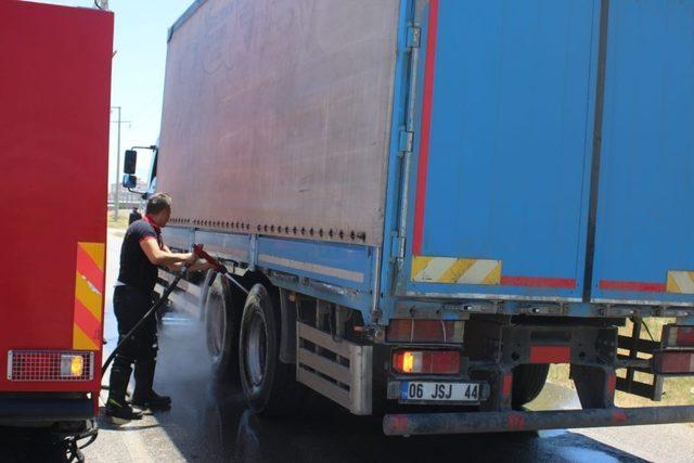 Seyir halindeki tırın balatalarından çıkan duman yürekleri ağza getirdi