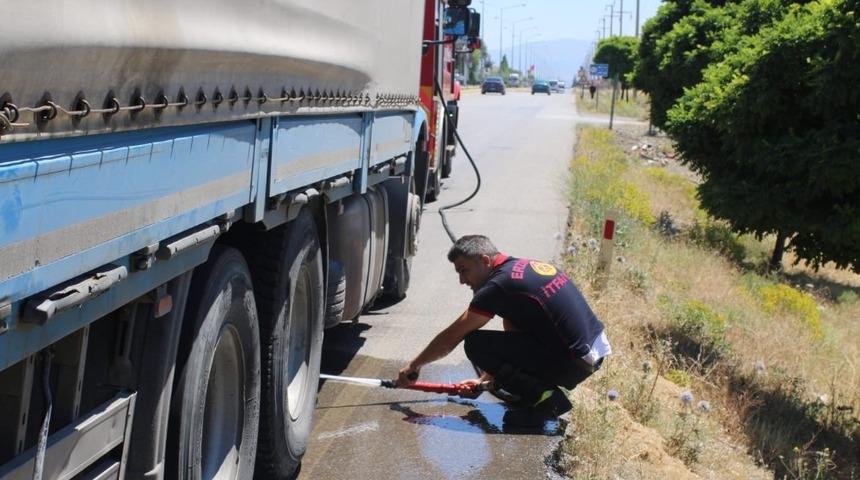 Seyir halindeki tırın balatalarından &ccedil;ıkan duman y&uuml;rekleri ağza getirdi