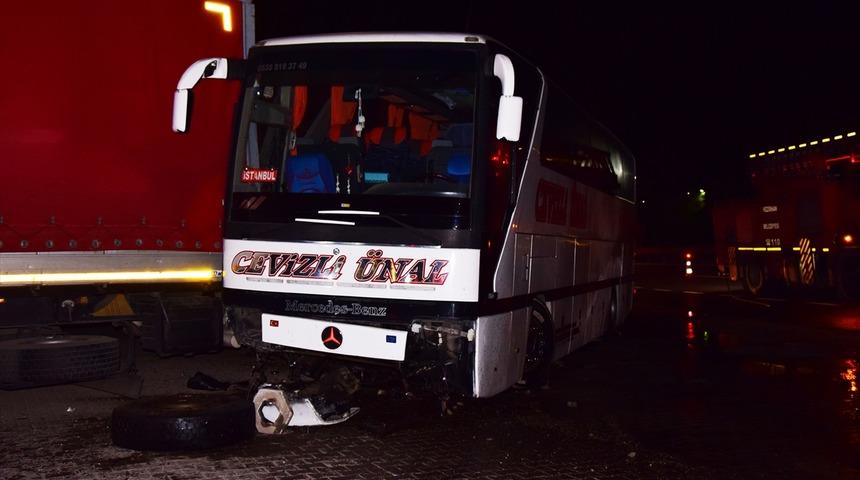 Bilecik'te yolcu otob&uuml;s&uuml; TIR'a &ccedil;arptı: &Ccedil;ok sayıda yaralı var!