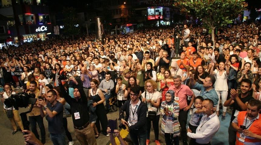 Bet&uuml;l Demir Devrek&rsquo;i salladı