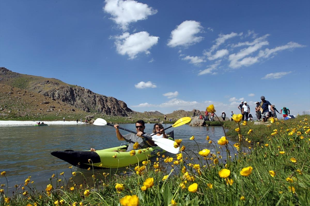 Hakkari'de 3 bin 300 rakımda kano yaptılar