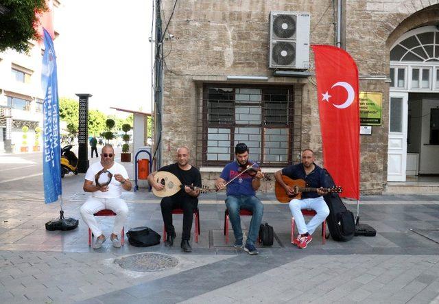 Mersin’in en işlek noktalarından müzik sesleri yükseliyor