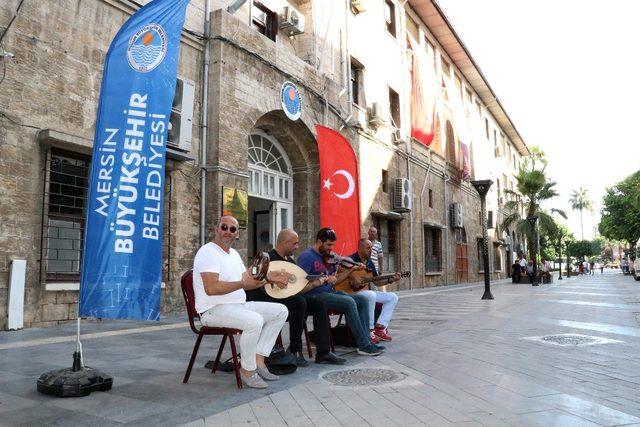 Mersin’in en işlek noktalarından müzik sesleri yükseliyor