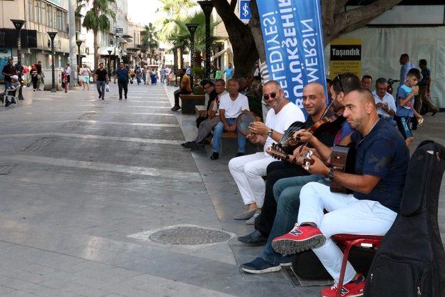 Mersin’in en işlek noktalarından müzik sesleri yükseliyor