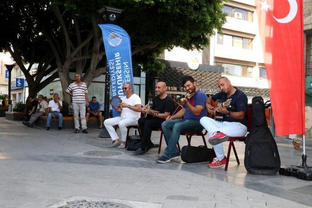 Mersin’in en işlek noktalarından müzik sesleri yükseliyor