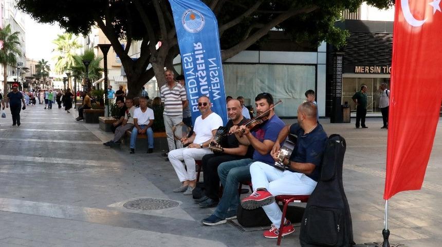 Mersin&rsquo;in en işlek noktalarından m&uuml;zik sesleri y&uuml;kseliyor