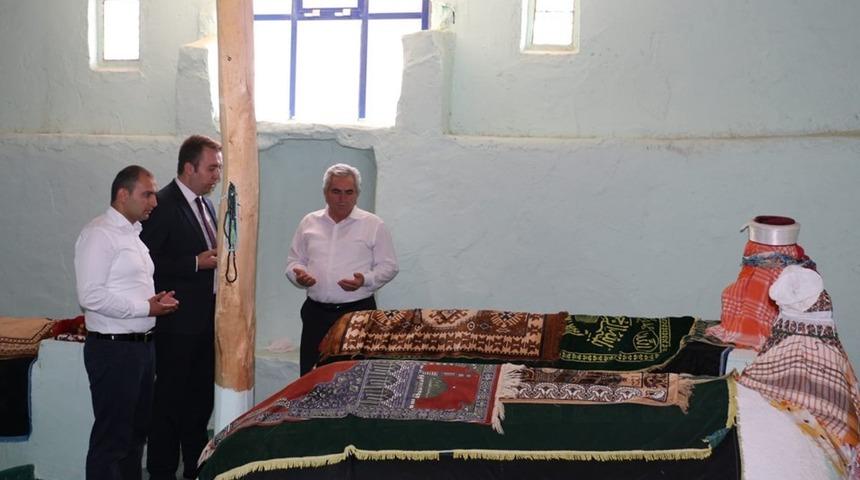 Altıntaş ve Dumlupınar protokol&uuml; t&uuml;rbe ziyareti ger&ccedil;ekleştirdi