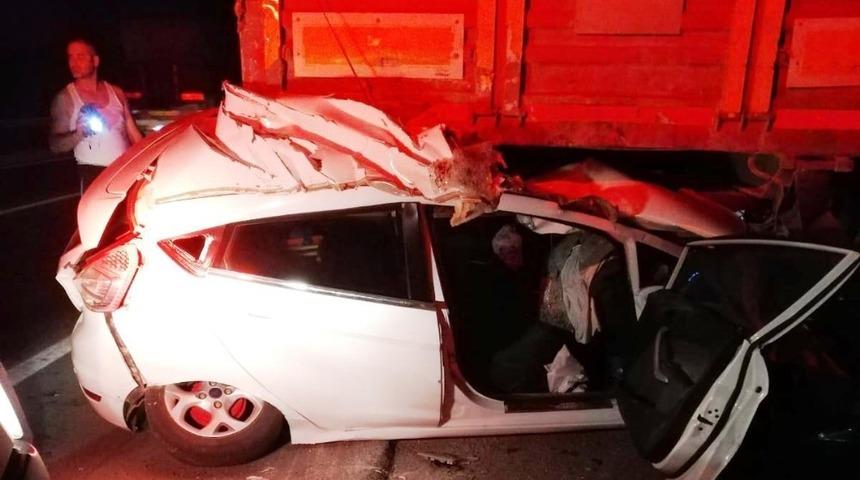 Feci kazada s&uuml;r&uuml;c&uuml;y&uuml; sıkıştığı yerden itfaiye ekipleri kurtardı