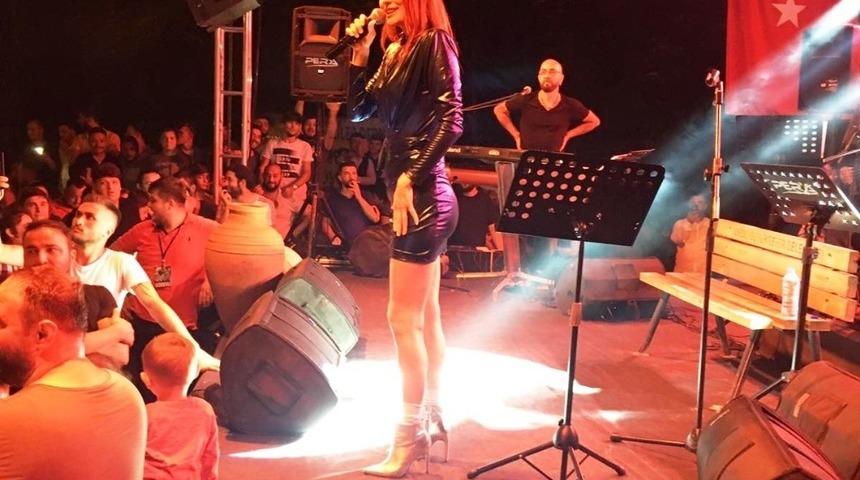 Sanat&ccedil;ı Elif Kaya memleketinde konser verdi