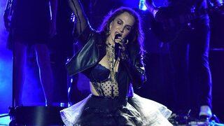 Sertab Erener sahnede düştü