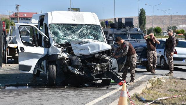Özel harekatçıların minibüsü kamyonetle çarpıştı: 4'ü polis, 6 yaralı