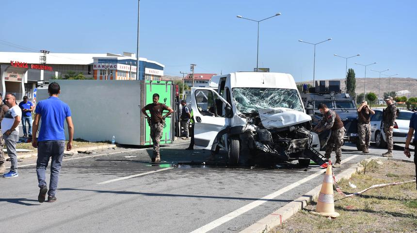 Özel harekatçıların minibüsü kamyonetle çarpıştı: 4'ü polis 6 yaralı