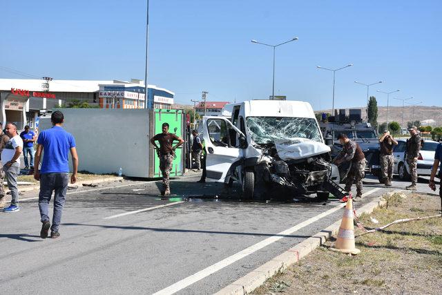 Özel harekatçıların minibüsü kamyonetle çarpıştı: 4'ü polis, 6 yaralı