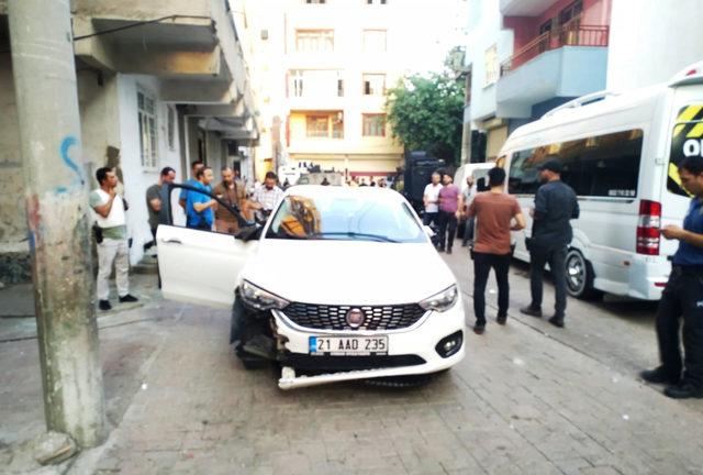 Cezaevi firarisinin otomobille çarptığı polis ve çocuk yaralandı