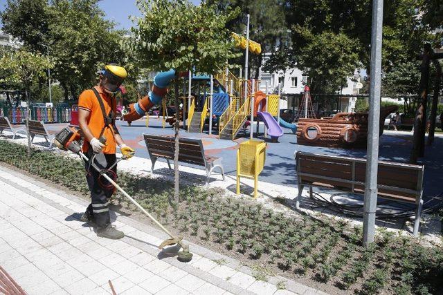 Konak’ın parklarına hijyen operasyonu