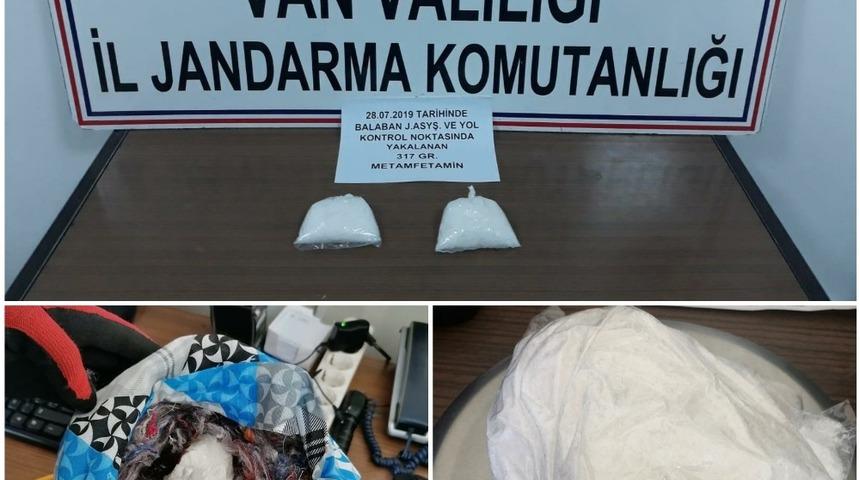 Yastıktaki dikiş izinden yola &ccedil;ıkan jandarma, uyuşturucu madde ele ge&ccedil;irdi
