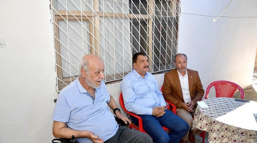 Başkan G&uuml;rkan engelli gence ak&uuml;l&uuml; araba hediye etti