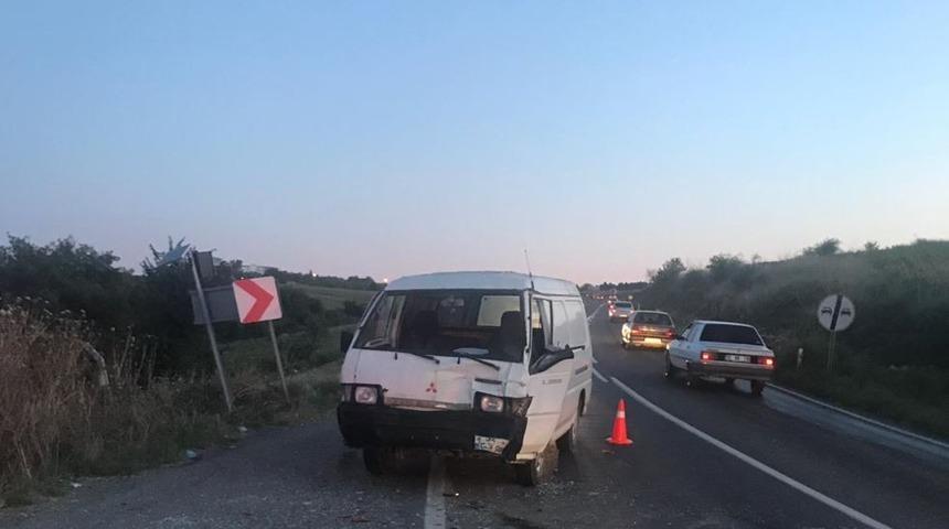Minib&uuml;s ile otomobil &ccedil;arpıştı: 1 yaralı