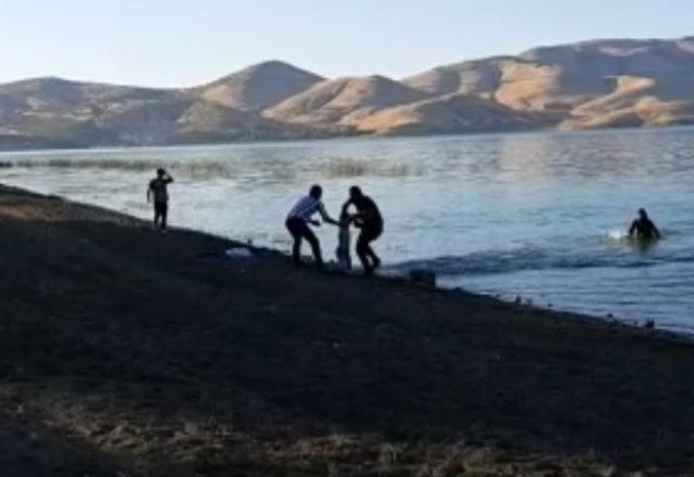 Boğulma tehlikesi geçiren çocuğun kurtarılma anı görüntülendi