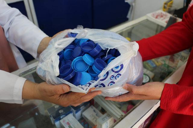 Annesinin ayağı kırıldı, engelliler i&ccedil;in mavi kapak toplamaya başladı 1